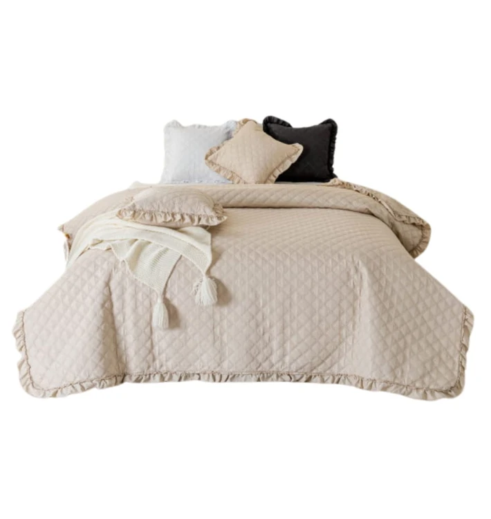 narzuta-dekoracyjna-ruffy-160x220-pikowana-z-falbanka-bezowa.jpg